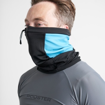 Máscara tubular preta e azul em homem com camisola cinzenta BOOSTER