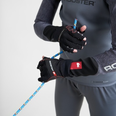 Pessoa a usar roupa desportiva cinza com texto ROOSTER e luvas pretas segurando um cordão azul colorido