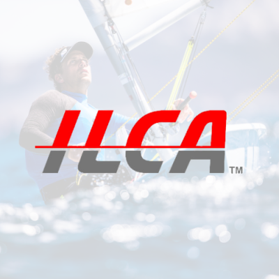 Logo ILCA em vermelho e cinza sobre imagem de velejador com vela