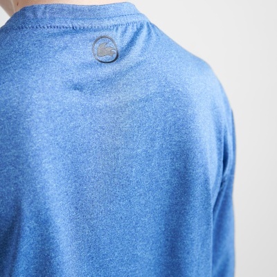 Camisola azul de malha com logótipo preto na parte traseira próxima à gola