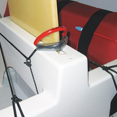 Espuma branca com alça vermelha e cordas pretas, saco vermelho ao fundo