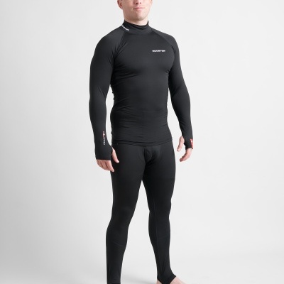 Homem com roupa desportiva preta justa com texto WAIST TEAM