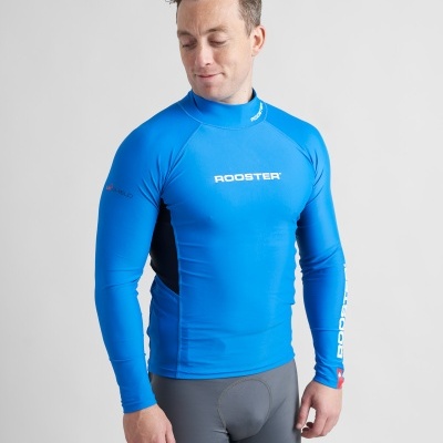 Homem de camisa compression azul com logo ROOSTER