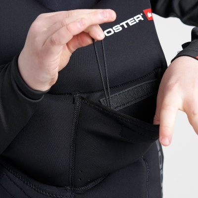 Pessoa com roupa de neoprene preta a puxar cordão de bolso com texto ROOSTER