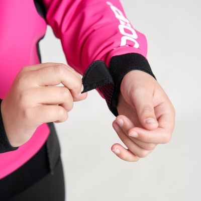 Manga rosa com velcro preto e texto 'ADIDAS' na manga