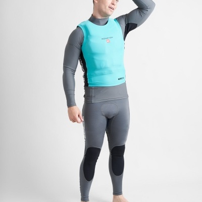 Homem com fato de mergulho cinza e colete azul-turquesa