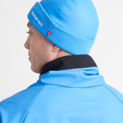 Homem de perfil com gorro azul ROOSTER e camisola azul com gola preta