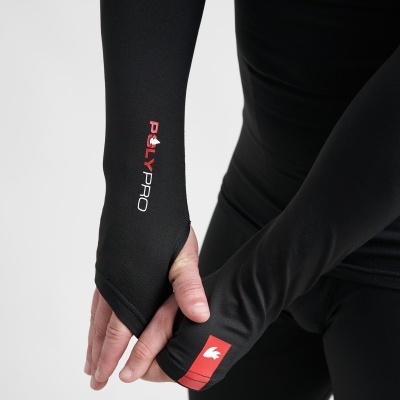 Mangas de tecido elástico preto com abertura para o polegar e texto POLYPRO.