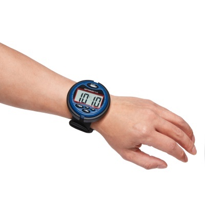 Relógio digital azul com visor circular e botões no pulso