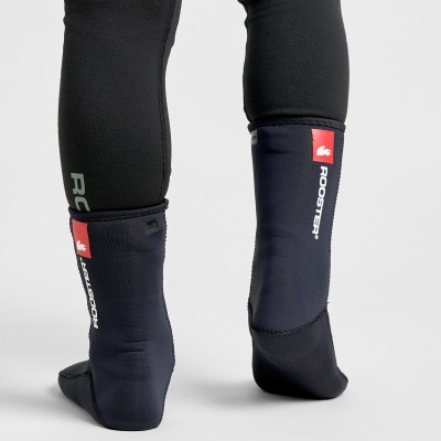 Meias desportivas pretas com etiquetas vermelhas e brancas ROOSTER usadas com calças pretas