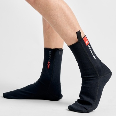 Meias pretas altas com etiquetas vermelhas e texto branco e vermelho usadas em pernas