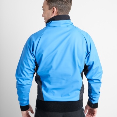 Casaco desportivo azul com gola alta e detalhes pretos, visto de costas