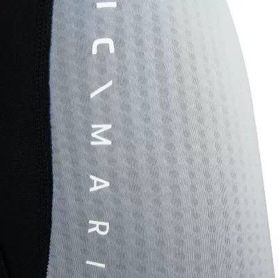 Tecido cinza ondulado com texto branco vertical 'ICYMARI'