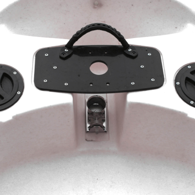 Plataforma preta com punho e tampões redondos em base branca