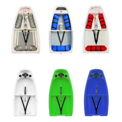 Seis caiaques pequenos de plástico com diferentes cores e almofadas, em fundo branco