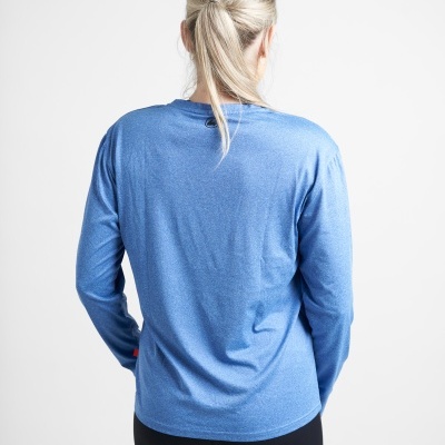 Pessoa com camisola azul de manga comprida vista de costas