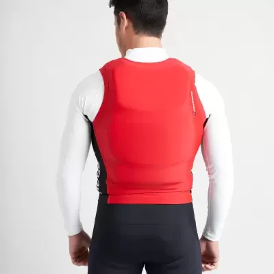 Homem de costas com colete vermelho e calças pretas