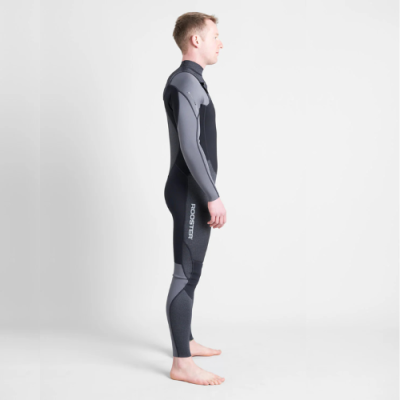 Homem com fato de mergulho cinza e preto com logótipo ROOSTER na perna