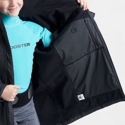 Jovem segurando casaco preto aberto com forro e bolso interior