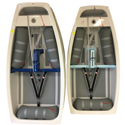 dois barcos insufláveis brancos com interiores cinza e assentos azuis vistos de cima