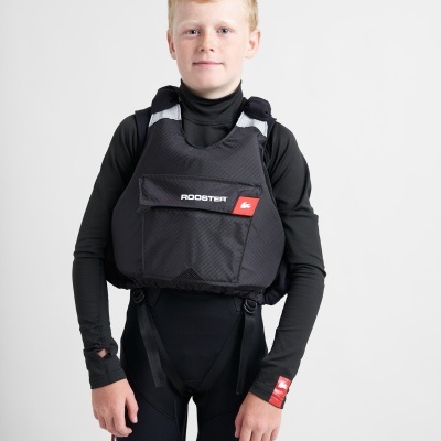 Criança com colete de proteção preto e roupa desportiva preta e vermelha