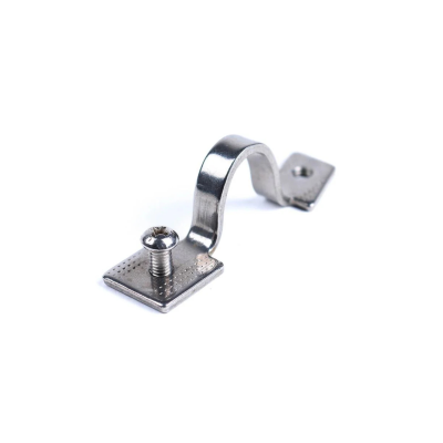 Grampo metálico prateado curvado com parafuso