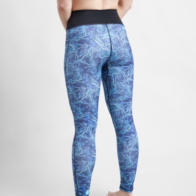 Legging azul com padrão e cintura preta, vista pelas costas