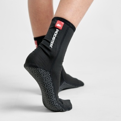 Par de meias pretas com sola antiderrapante e etiqueta vermelha com texto ROOSTER