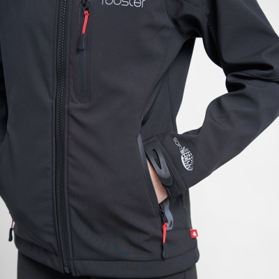 Casaco softshell preto com fechos de correr vermelhos e texto branco