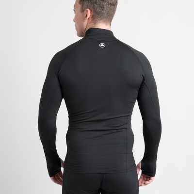 Conjunto desportivo preto de manga comprida e calças justas visto de costas