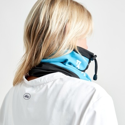 Pessoa de costas com camisola branca e cachecol azul e preto