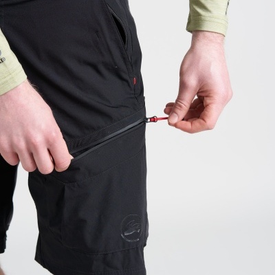 Calções pretos com fecho de correr e logótipo na perna à esquerda