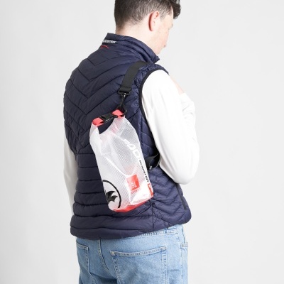 Pessoa com colete azul e mochila transparente com texto JBL