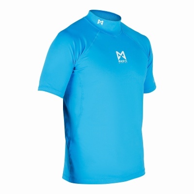 Camiseta masculina azul clara de manga curta com gola alta e logo MAYAY branco