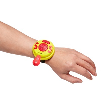 Pulseira amarela com botão vermelho SOS num braço humano