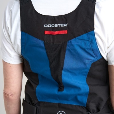 Macacão de proteção azul e preto com alças ajustáveis e texto ROOSTER