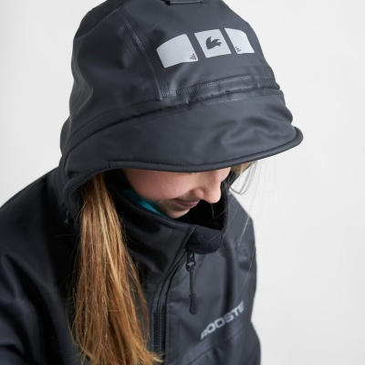 Capuz preto com abas rígidas e logos brancos em casaco preto