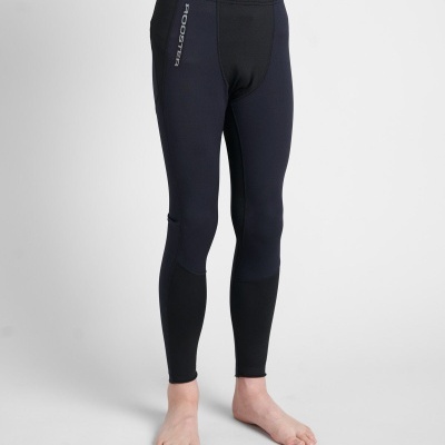 Calças desportivas pretas com texto FOOTBALL na perna