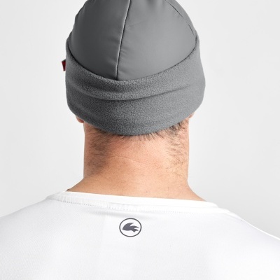 Gorro cinza com parte superior lisa e aba felpuda, usado com t-shirt branca Lacoste