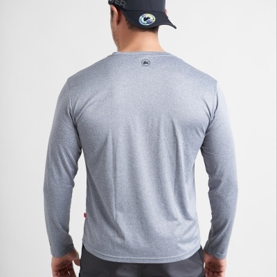 Homem visto de costas usando camisola cinza manga comprida e boné azul escuro com etiqueta redonda