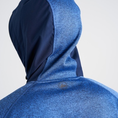 Capuz duplo azul claro mesclado com azul escuro e detalhe de logótipo circular na parte traseira.