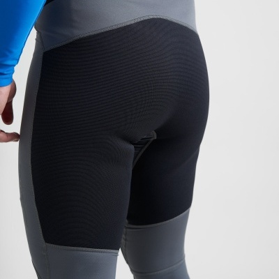 Calças justas desportivas cinza e preto com marca ROOSTER, usadas em fundo branco