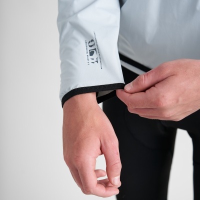 Manga de jaqueta cinza clara com logótipo PT e borda preta