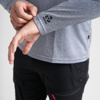 Camiseta cinza com símbolo de reciclagem na manga e calções pretos com detalhes vermelhos
