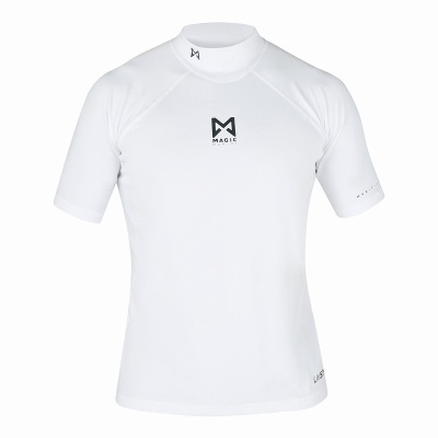 Camisola branca de manga curta com gola alta e logótipos 