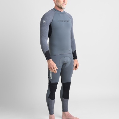 Homem com fato de mergulho cinzento e preto com logos DOGSTER