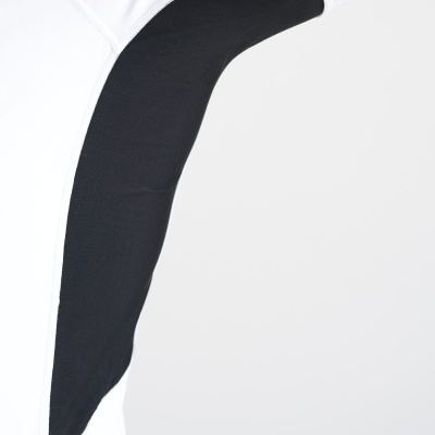 Manga branca com aplicação preta em tecido elástico com costuras visíveis