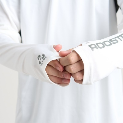 Camisola desportiva branca com mangas longas e texto ROOSTER