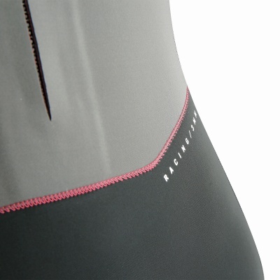 Peça de roupa de neoprene cinzenta e preta com costura rosa e texto branco