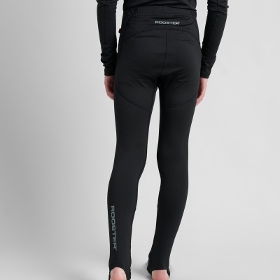 Pessoa de costas a usar calças justas pretas com stirrups e texto ROOSTER.
